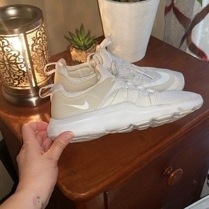 Nike Darwin running sneakers